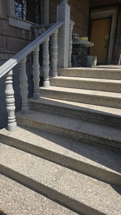 Лестница из серого гранита с балясинами