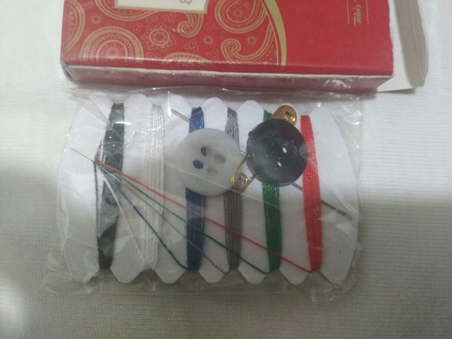Походный набор - нитки , иголки , булавки , пуговки