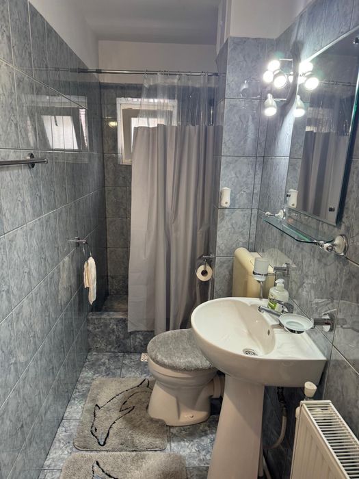 Închiriez garsoniera (43mp)