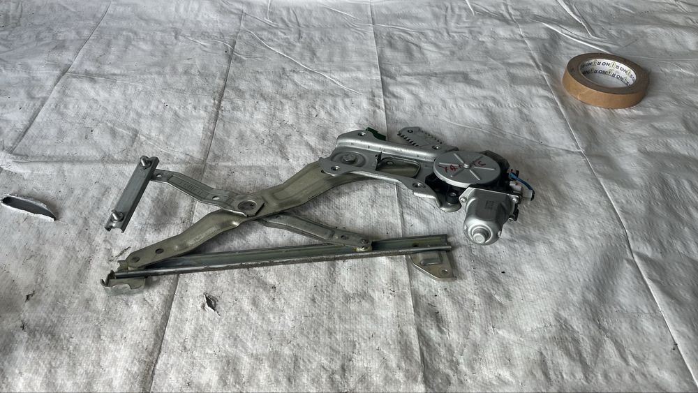 Моторче за предно дясно стъкло Toyota Yaris 2005-2014