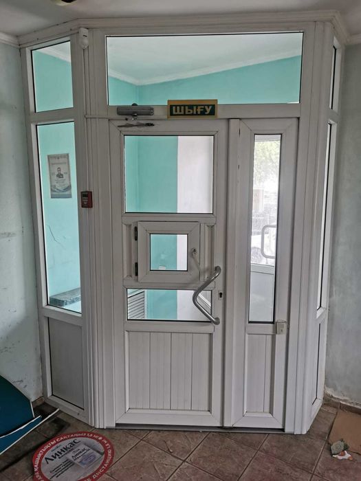 Продам тамбур  с дверью и входную  наружную дверь