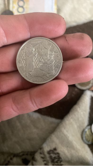 Продаю все много монет и значков старых