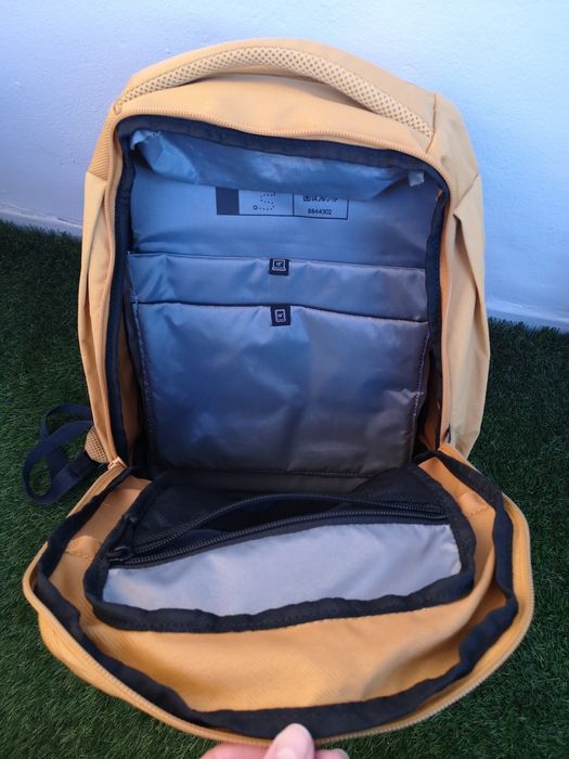 Rucsac Decathlon pt drumeție, 16L, cu buzunare, galben, aproape nou