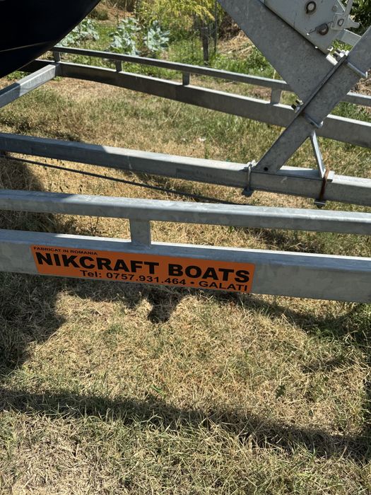 Barca cabinata cu prelata