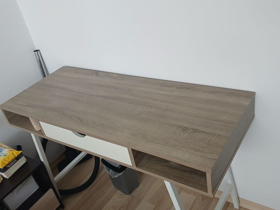 Продавам бюро с чекмедже