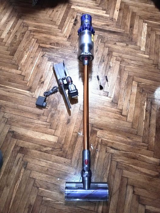 Отлична безжична прахосмукачка Дайсън В10 напълно почистена с нова батерия и аксесоари