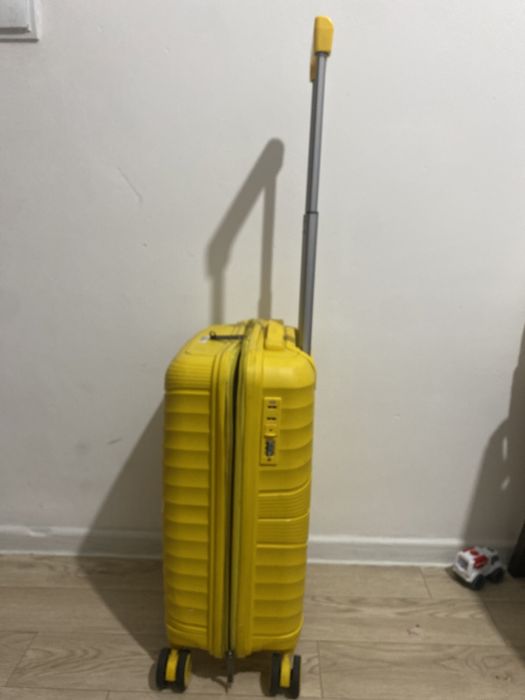 Продам чемодан маленький