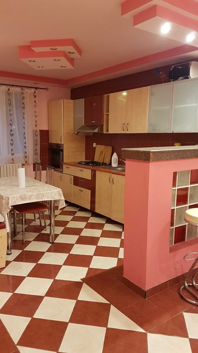 Casă de închiriat: 5 dormitoare, 210 mp, teren de 900 mp