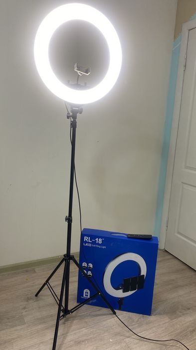 Продам кольцевую лампу со штативом