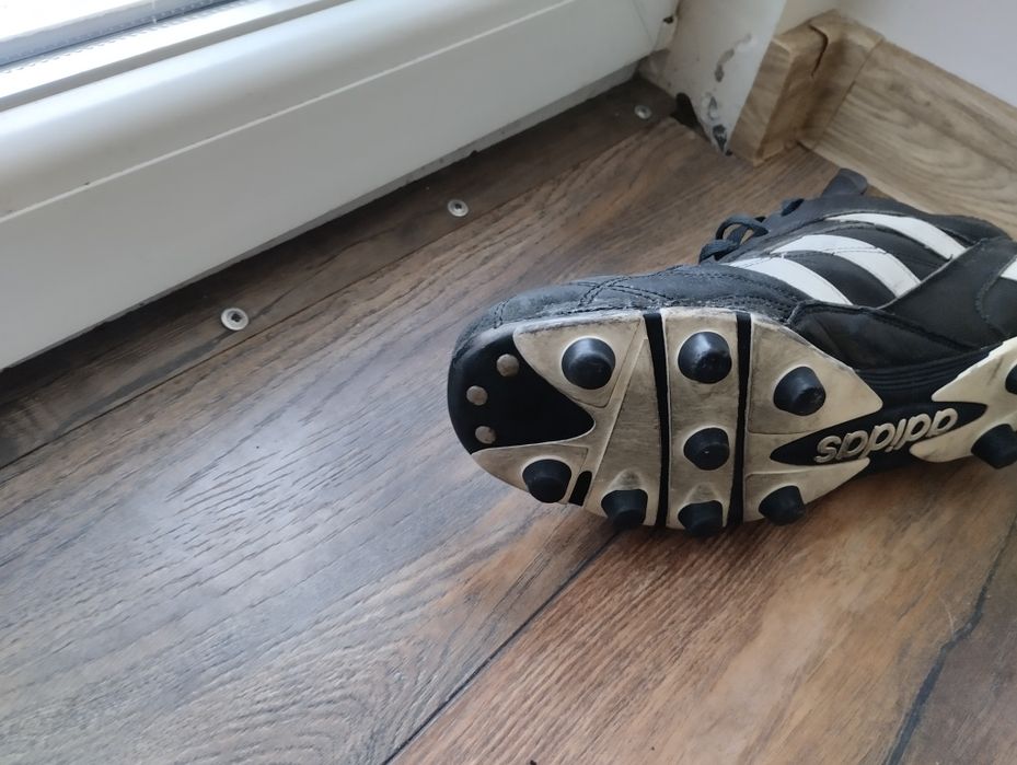 Продавам кожени бутонки ADIDAS