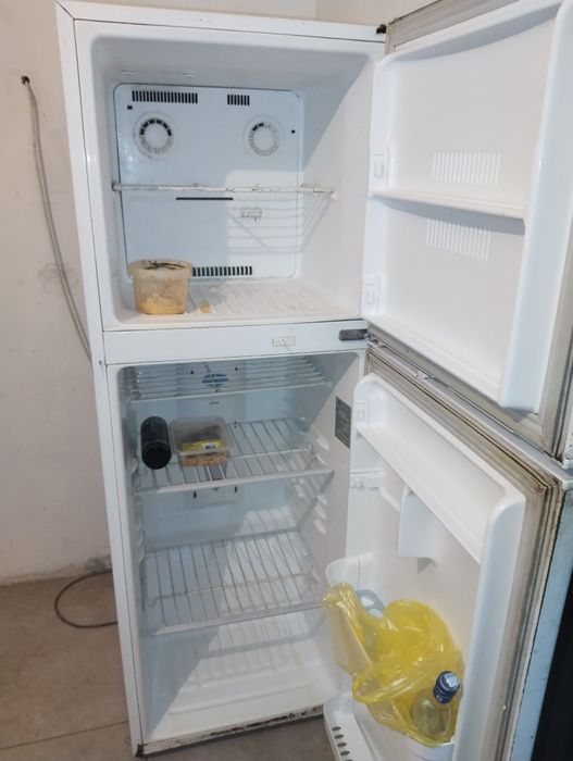 СРОЧНО. ПРОДАМ  LGхолодилник.Состоение .хороший