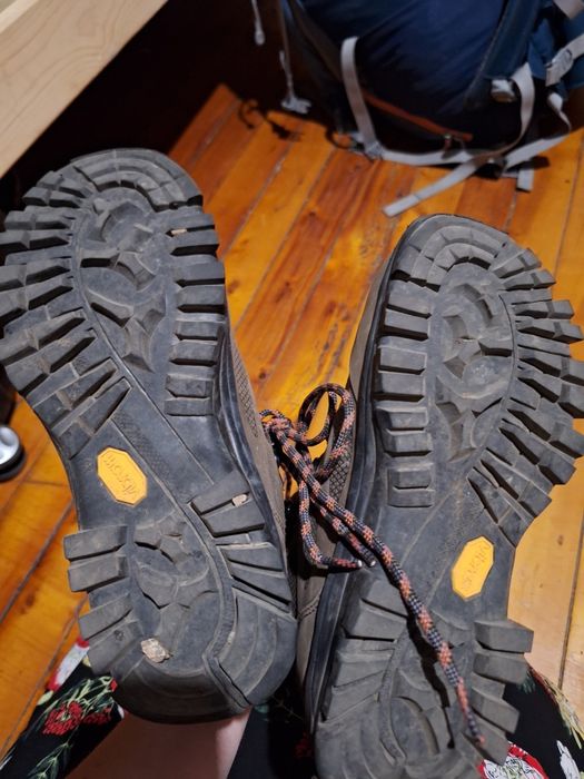 Продам трекинговые кроссовки