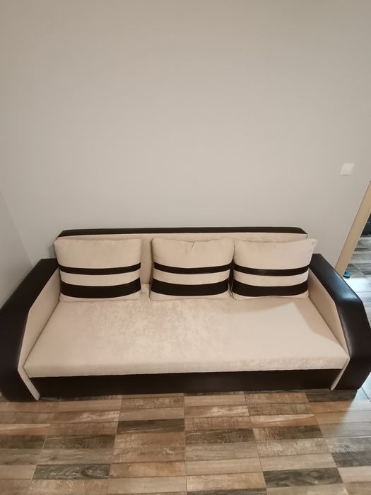 Продавам нов триместен разтегателен диван