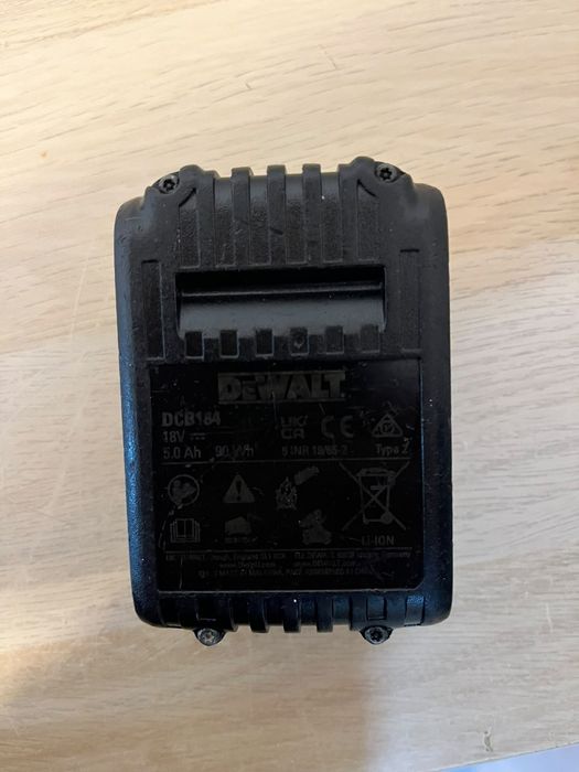 Acumulator Baterie DeWalt XR 5Ah 18V 2024 arată foarte bine și este în stare foarte buna