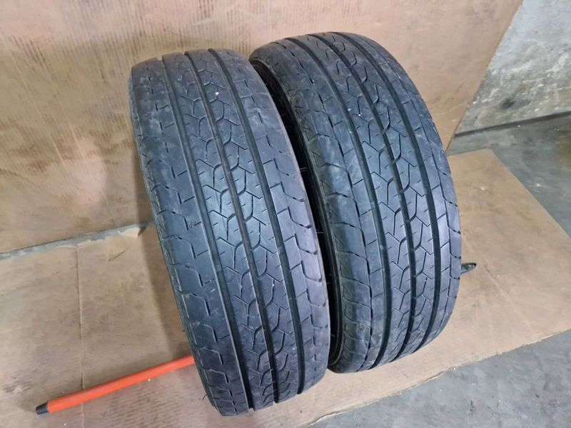 2 Bridgestone R15C 215/70/ 
летни бусови гуми DOT2621