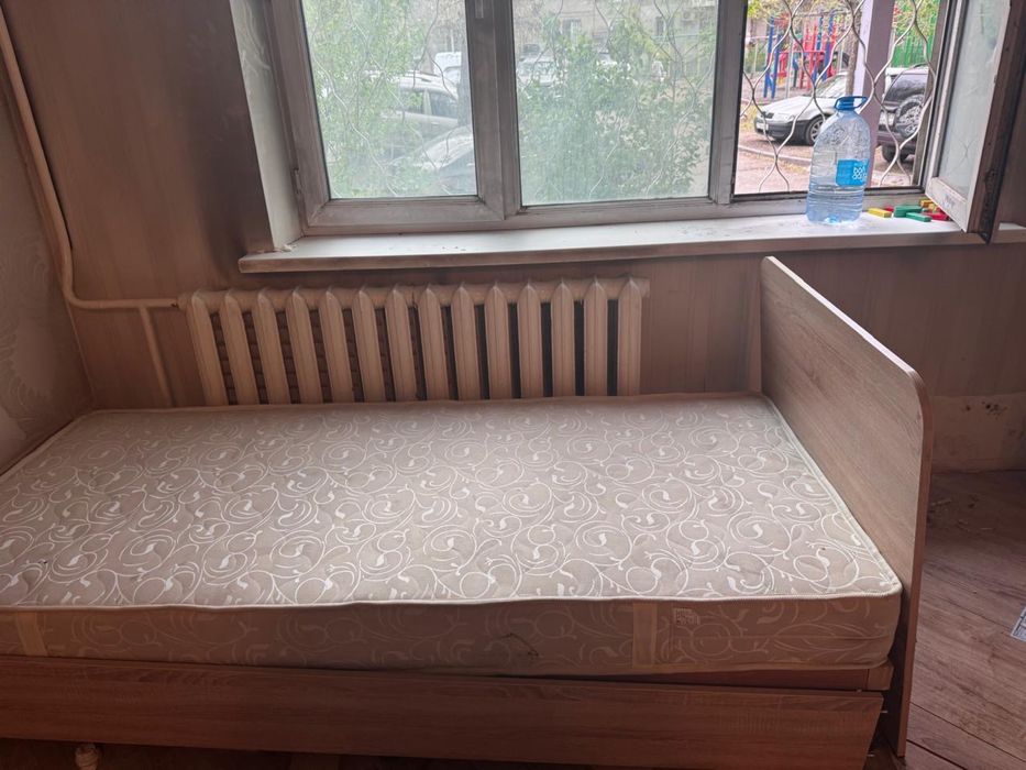 односпальная кровать с матрасом