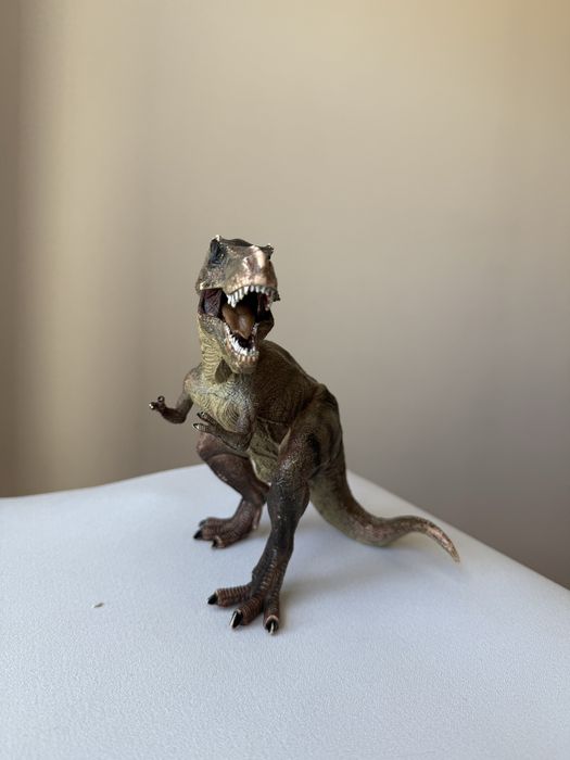 Динозавр фигурка