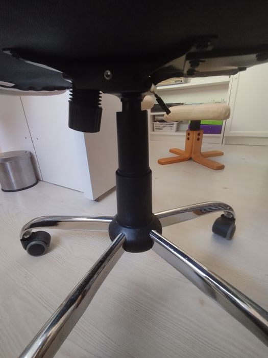 Елегантен офис стол