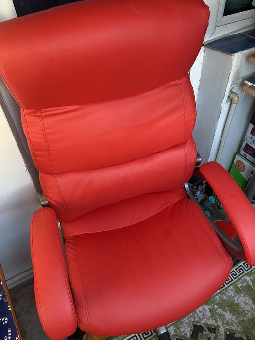 Scaun de birou rosu