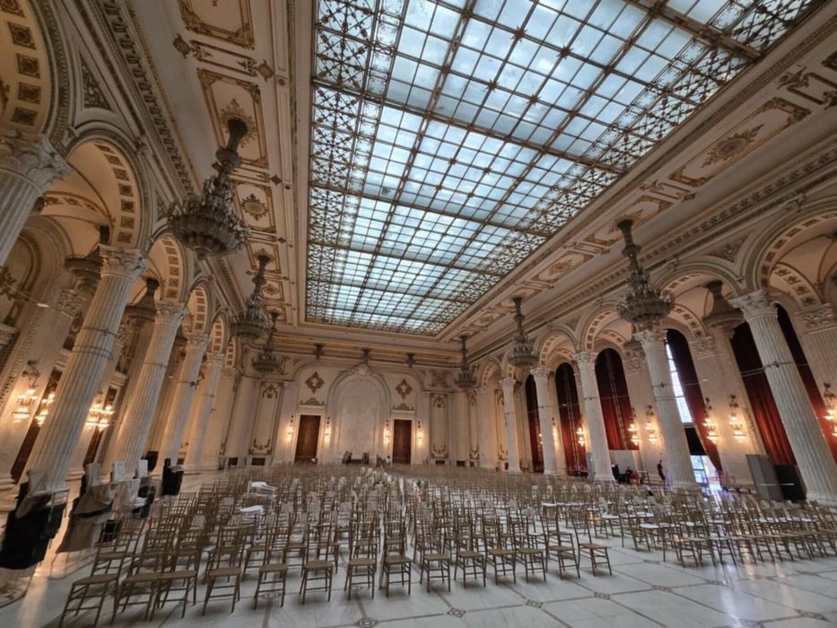 Vând scaune din lemn, model Chiavari, culoare auriu