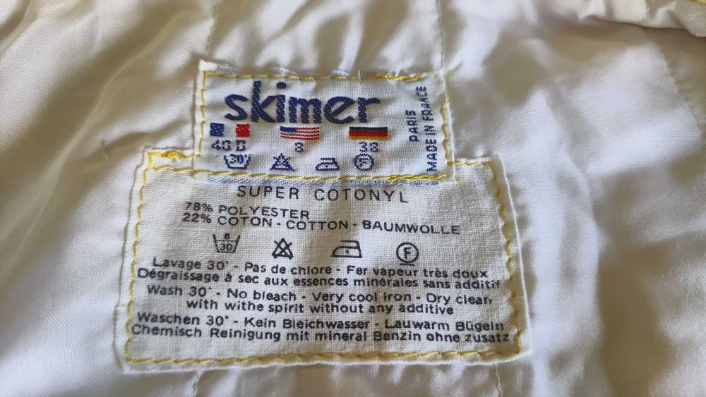 Vand costum de schi galben, cu gluga.