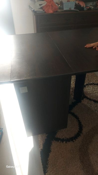 Masa mare, de 8 persoane, pliabilă.