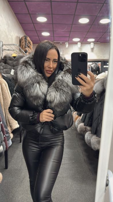 Geaca din fas impermeabil, accesorizata cu blana naturala premium
