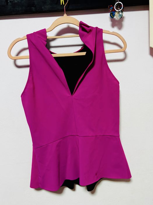 Top cu volane, fuchsia și negru