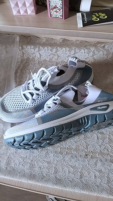 Продам новые женские кроссовки