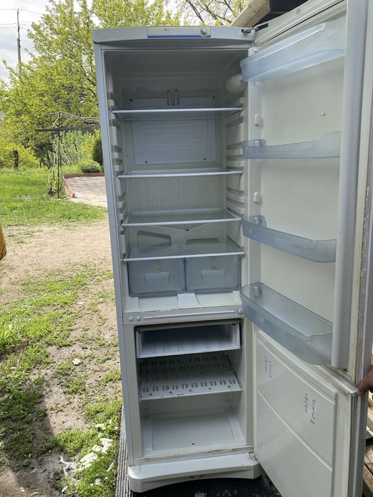 Продам двухкамерный холодильник Indesit