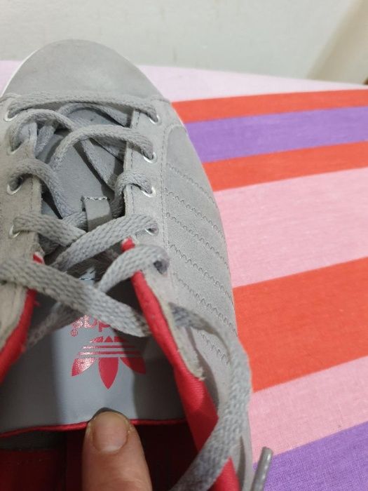 Adidas gri marca ADIDAS