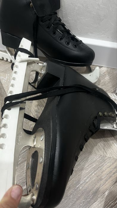 Продам коньки новая