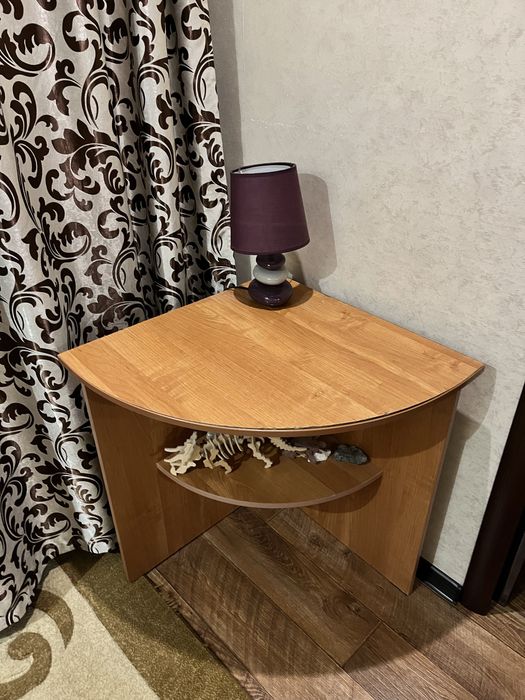 Угловой стол. Цена 9000 тг/Бұрыштық үстел. Бағасы — 9000 теңге.