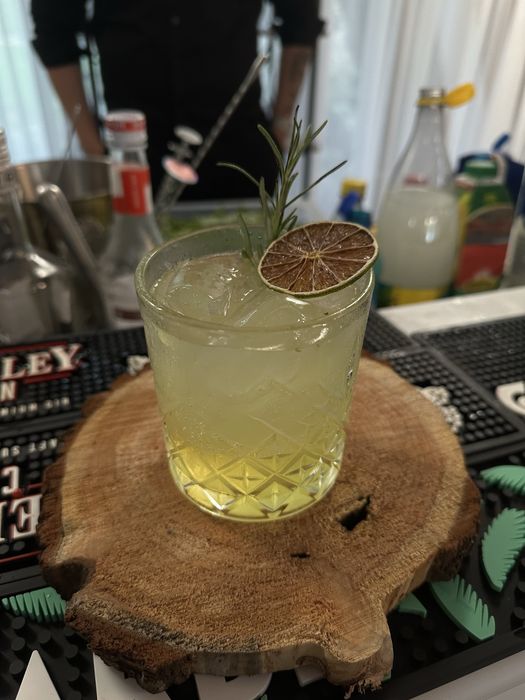 Cocktail Bar/ Cigar Bar/ Fum Greu