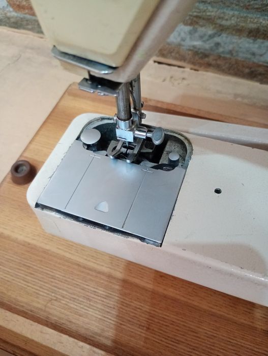 Продавам 2 бр.полски шевни машини ,,Лучник,,