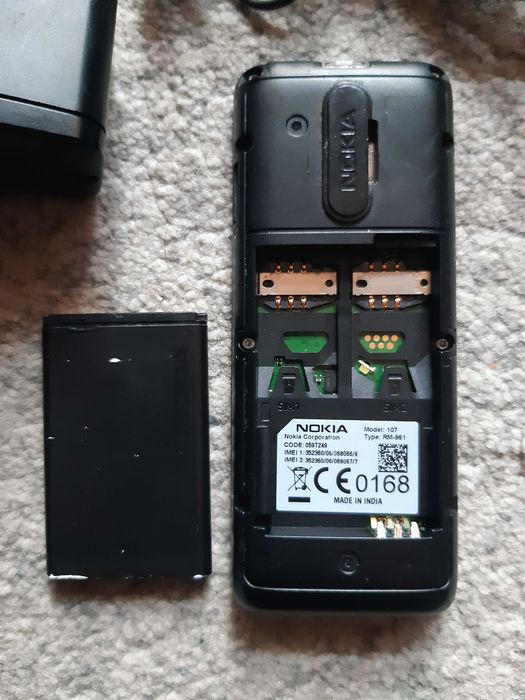 Мобилен телефон NOKIA 107, със зарядно у-во и слушалки