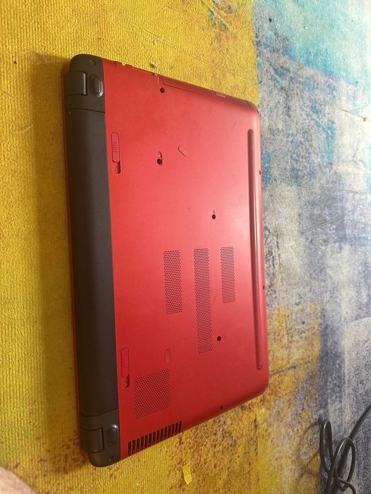 laptop Hp rosu, quadcore , video dediacat 1 gb , hdd 1tb
