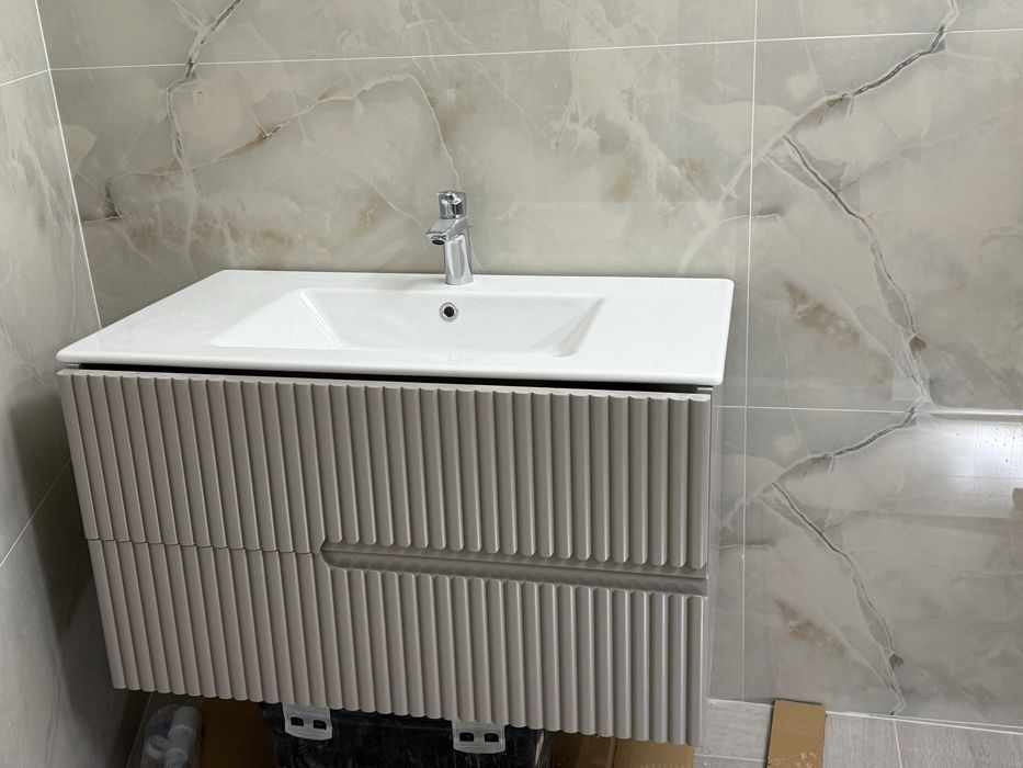 Чисто нов шкаф с мивка за баня!