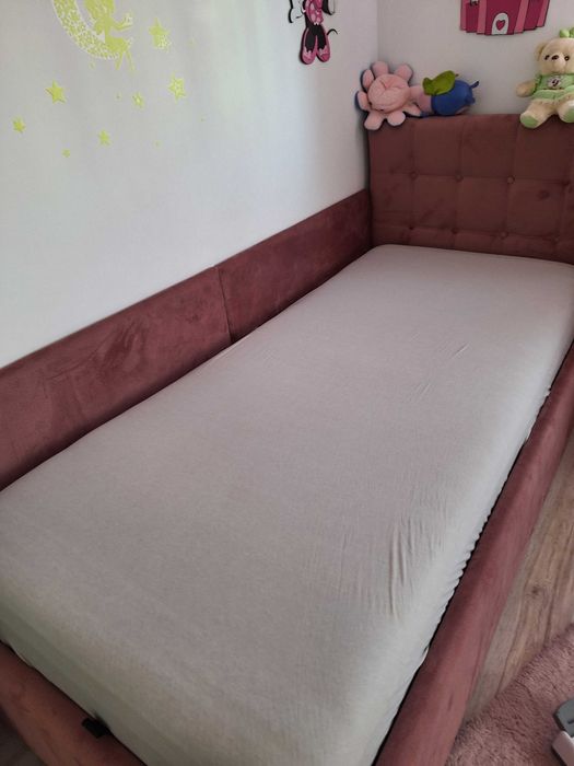 Pat tapitat pe colț