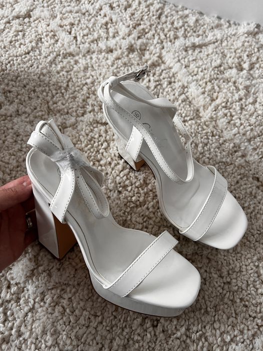 Sandale albe de lac noi