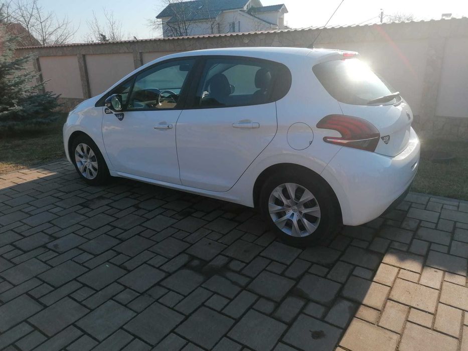 Vand Peugeot 208 Like, 106000km, fabr. 2018, avantaj client 1100 euro.