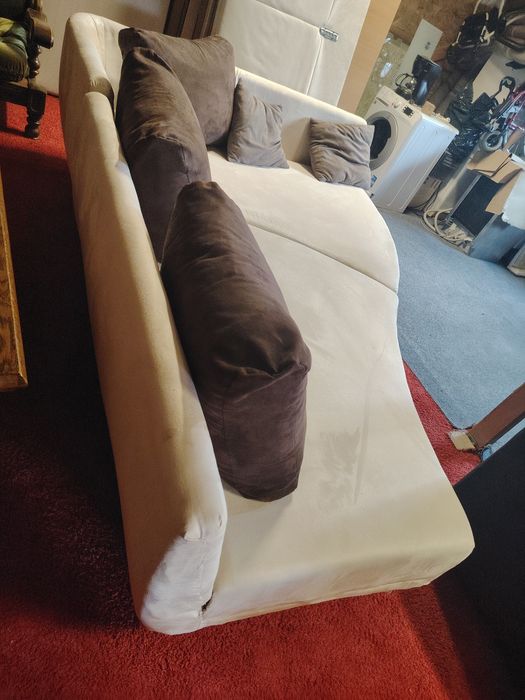 Canapea fixă de living.