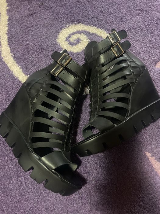 Sandale cu talpa inalta