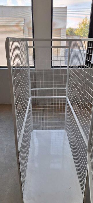 Здрава метална количка с кош и въртящи колела – малък размер