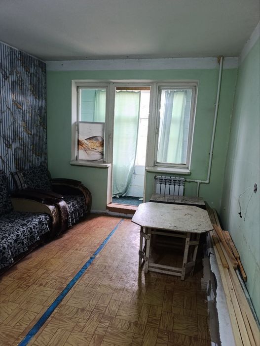 Срочно! Чирчик шахар 3кичик нохияда 1 хонали квартира сотилади