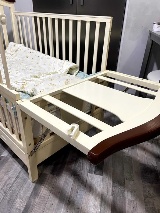 Детская кроватка с матрасом и постельным бельем