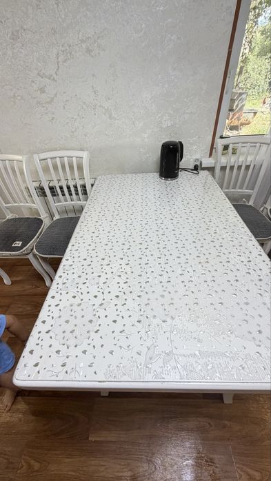 Продаю стол со стульями .
