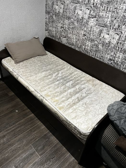 Продам кровать с матрасом.