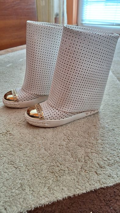 Продавам пролетни дамски ботушки