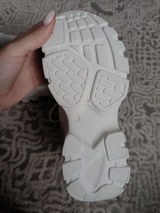 Кроссовки женские